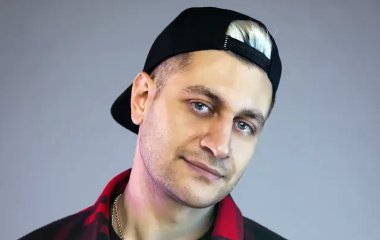 Манукяна обсмеяли за «ненастоящие» кубики на животе