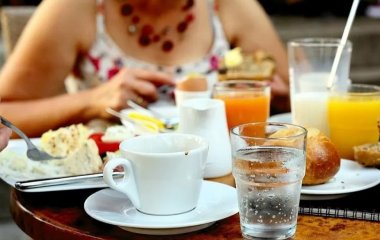 Лікарі розповіли, чи справді шкідливо запивати їжу звичайною водою