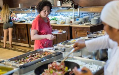 Дієтолог розповів про спосіб не набрати вагу у відпустці