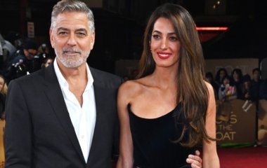 Амаль Клуни появилась на публике в роскошном бархатном костюме (фото)