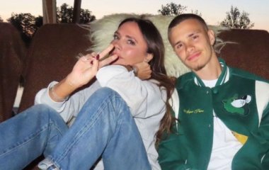 Виктория Бекхэм нежно поздравила сына Ромео с 21-летием и показала праздничный ужин: 