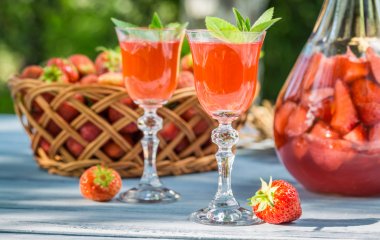 Как сделать клубничное вино в домашних условиях?
