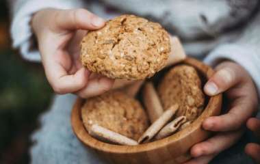 Без лишних калорий: рецепт овсяного печенья без сахара, муки и масла