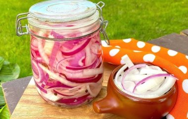 До м'яса і для салатів: рецепт маринованої цибулі на зиму