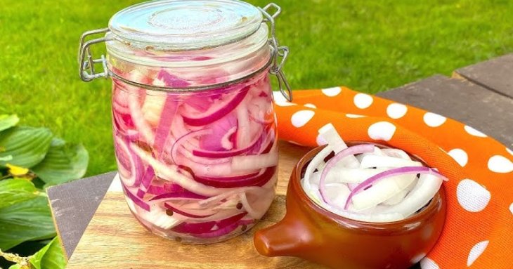 До м'яса і для салатів: рецепт маринованої цибулі на зиму