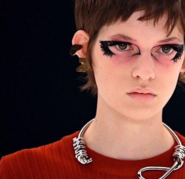 Скандал на Неделе моды в Париже: украинская модель вышла на подиум показа Givenchy с петлей на шее