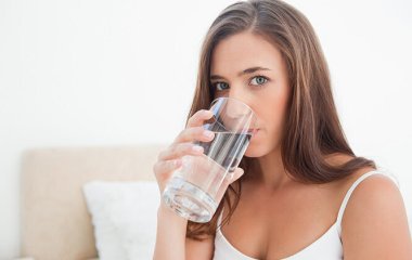 Тепла чи холодна: експерт розповіла, яку воду слід пити