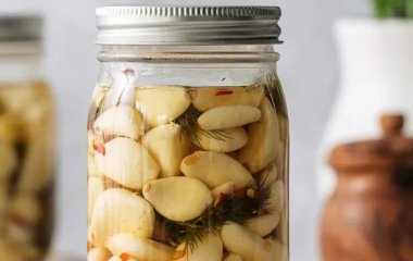 Маринованный чеснок с красной смородиной на зиму: рецепт вкусной закуски