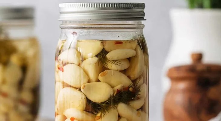 Маринованный чеснок с красной смородиной на зиму: рецепт вкусной закуски