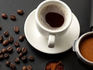 Скільки кави можна пити на день без ризику для здоров’я залежить від кількості кофеїну