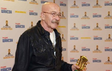 Александр Розенбаум впервые вышел на сцену после операции