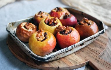 Печеные яблоки с орехами: самый осенний рецепт