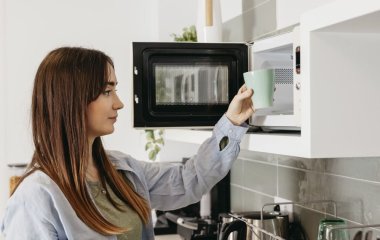 Навіщо класти лимон у мікрохвильовку: цей лайфгак вирішить популярну проблему