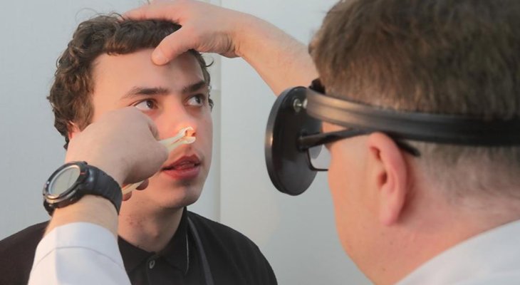 Лікар назвала хвороби, що викликають неприємний запах з рота.