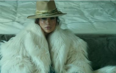 Дженнифер Лопес показала роскошный бассейн в своем особняке за $60 млн (видео)