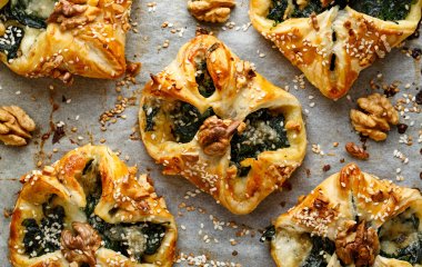 Слойки со шпинатом и сыром фета: простой рецепт праздничной закуски