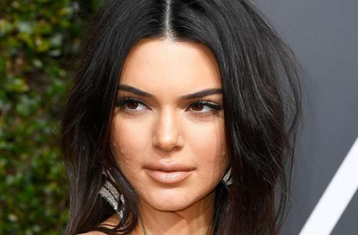 У Кендалл Дженнер три полоски