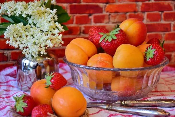 Красные и оранжевые: все, что надо знать о пользе весенних фруктов