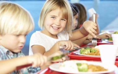 Невролог назвав продукти, необхідні школяру у вересні