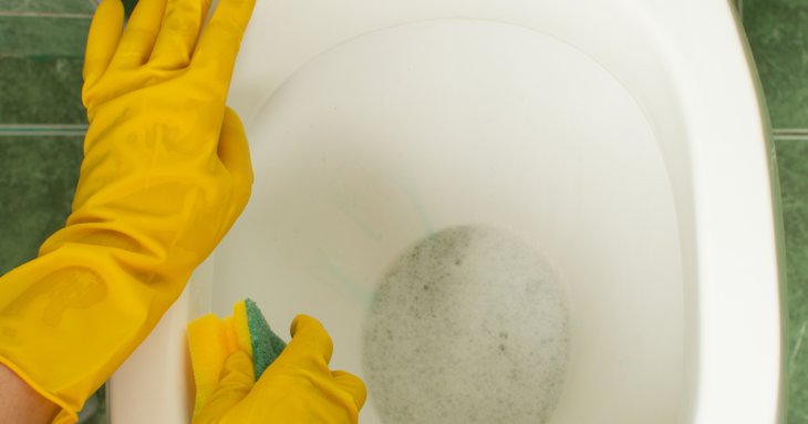 Дві таблетки на пів літри води — і навіть найстаріший унітаз сяятиме, як новий