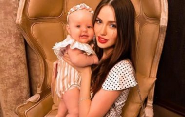 «Стало жутко»: Анастасия Костенко надела на маленьких дочерей парики
