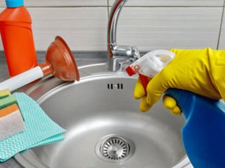 Як почистити злив на кухні: чому експерти не радять соду та оцет