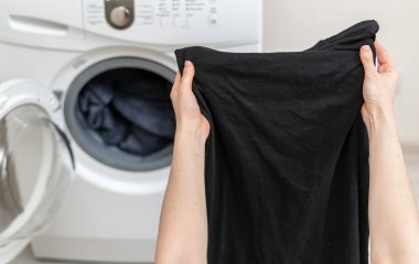 Линяет черная одежда: как помогут кофе и шпинат