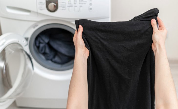 Линяет черная одежда: как помогут кофе и шпинат