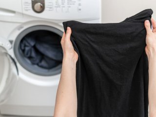 Ліняє чорний одяг: як допоможуть кава та шпинат