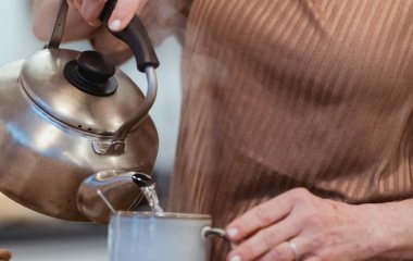 Як правильно зберігати та знезаражувати воду вдома під час відключень