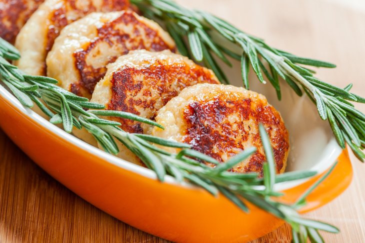 Вкуснее, чем картофельные: рыбные зразы для обеда за 10 минут