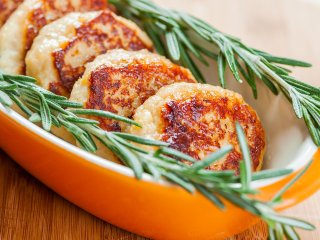 Вкуснее, чем картофельные: рыбные зразы для обеда за 10 минут