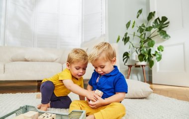Выбираем одежду для близняшек
