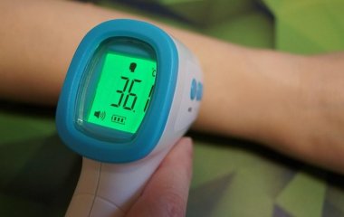 Терапевт розповів про правильне використання безконтактних градусників