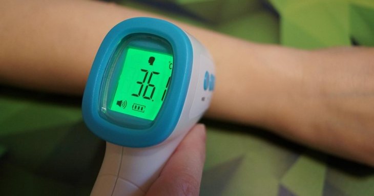 Терапевт розповів про правильне використання безконтактних градусників