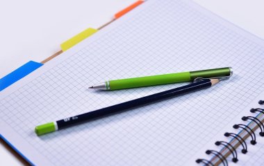 Якою ручкою насправді слід перевіряти зошити у школі — психологи відповіли