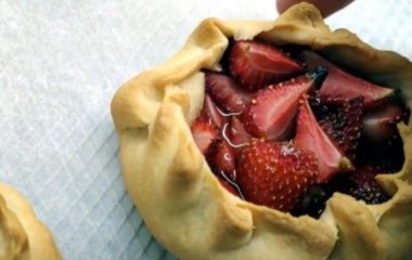 Вкусный летний десерт порадует ваших близких: нежные корзинки с клубникой