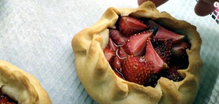 Вкусный летний десерт порадует ваших близких: нежные корзинки с клубникой