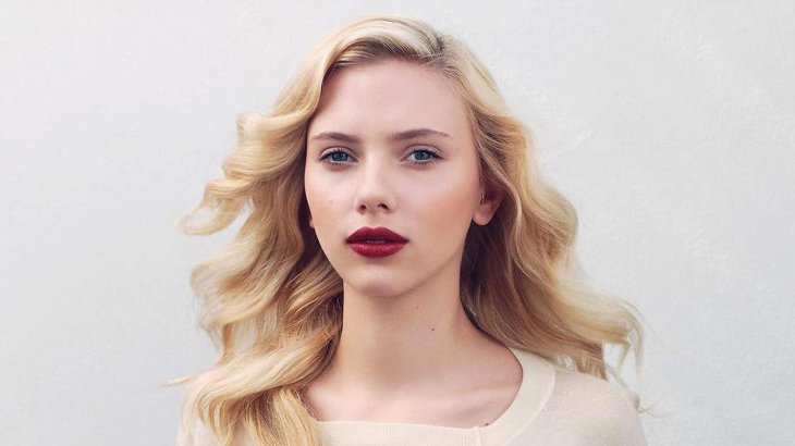 Муж Скарлетт Йоханссон брызнул слизью ей в лицо в прямом эфире