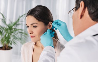 Почему нельзя чистить уши ватными палочками: ответ врача вас поразит