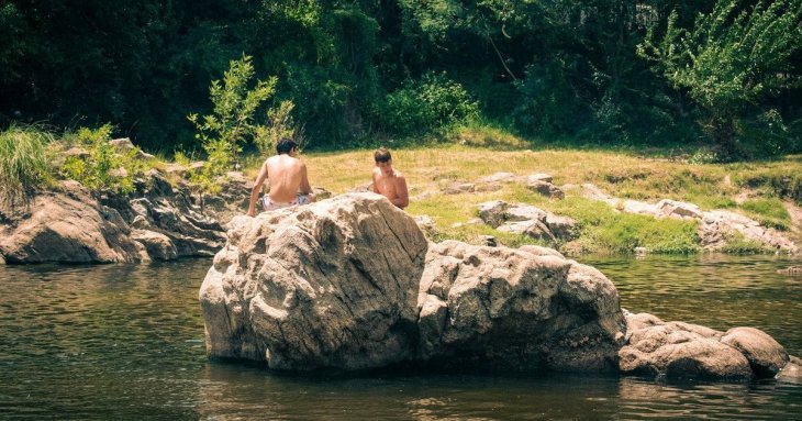 Яка мінімальна температура води річки, в які можна купатися — щоб не застудитися