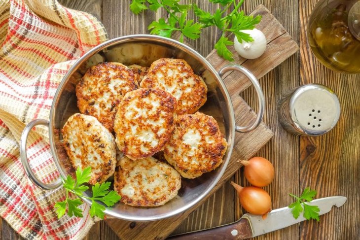 Справятся даже ленивые: три простых рецепта котлет из курицы