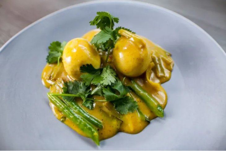 Красивый завтрак: простой рецепт яиц в соусе карри