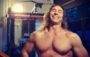 Тарзан в синих стрингах и с открытым ртом нарисовал портрет тёщи