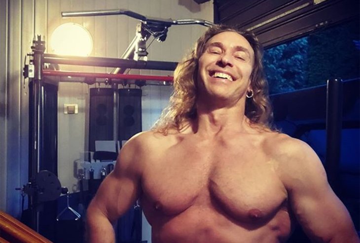 Тарзан в синих стрингах и с открытым ртом нарисовал портрет тёщи