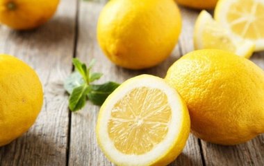 Навіщо заморожувати лимони цілком та як їх вживати