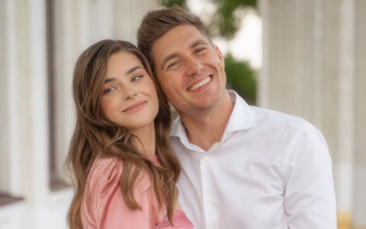 Владимир Остапчук похвастался 23-летней женой топлесс в постели