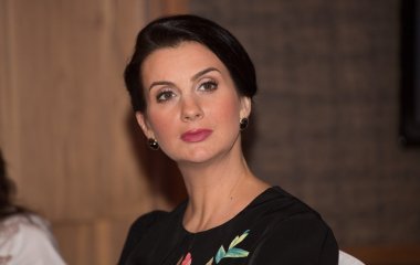 Екатерина Стриженова позировала в роскошном платье