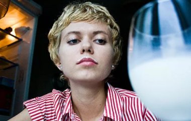 Дієтолог розповіла, як за допомогою кефіру позбутися жиру на животі