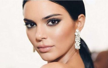 Кендалл Дженнер восхитила фигурой в полупрозрачном костюме